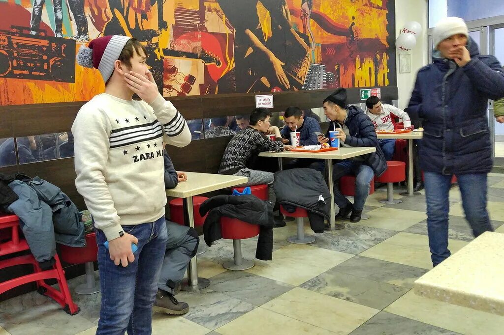 Тнт дом 2 2005. Y. Вагон душевая ржд. Плацкарт с душем ржд вагон. У папы встал при ребенке.