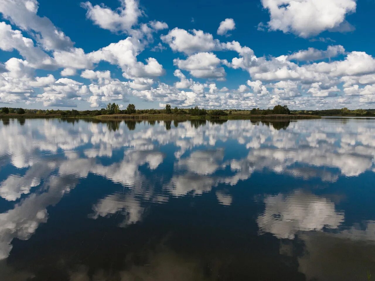 В реку смотрят облака. Отражение неба в воде. Отражение облаков в воде. Облака в реке. Озеро небо.