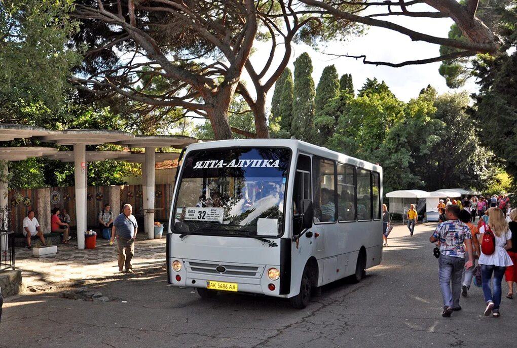 Алупка Ялта автобус. Автобус Алушта. Транспорт Алушты. Экскурсионный автобус Алушта.