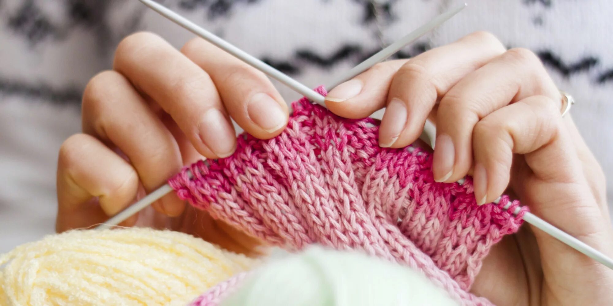 Вязальные спицы в руках. Книттинг вязание спицами. Knitted hast. Фон по теме вязание. Knitted hast.
