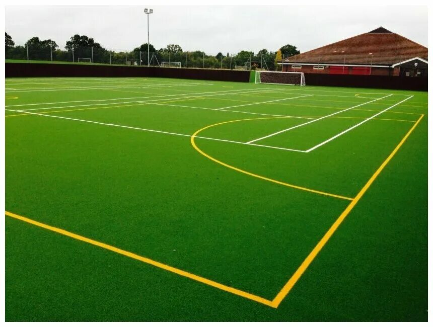 поле для мини футбола. футбольное поле с искусственным покрытием. футбольное поле газон. футбольное поле. площадка для футбола.