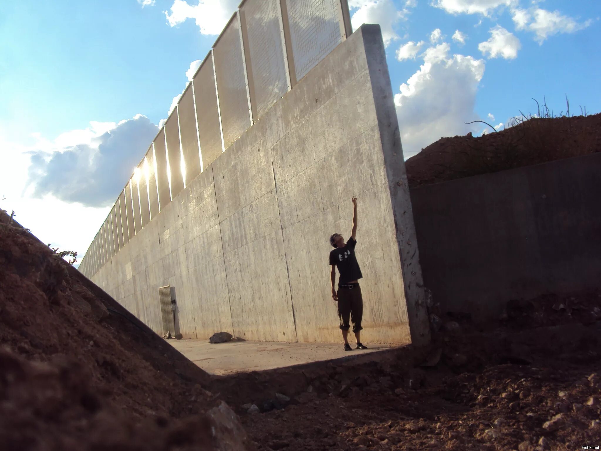 Стоит огромная стена. Стена между Мексикой и США. Стена на границе с Мексикой. Забор на границе с Мексикой и США. Стена с Мексикой Трамп.