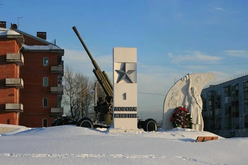 Дома дорога жизни. Памятник регулировщице на дороге жизни. Мемориальный комплекс дорога жизни первый километр. Памятник Блокадная регулировщица. Первый километр дороги жизни СПБ.