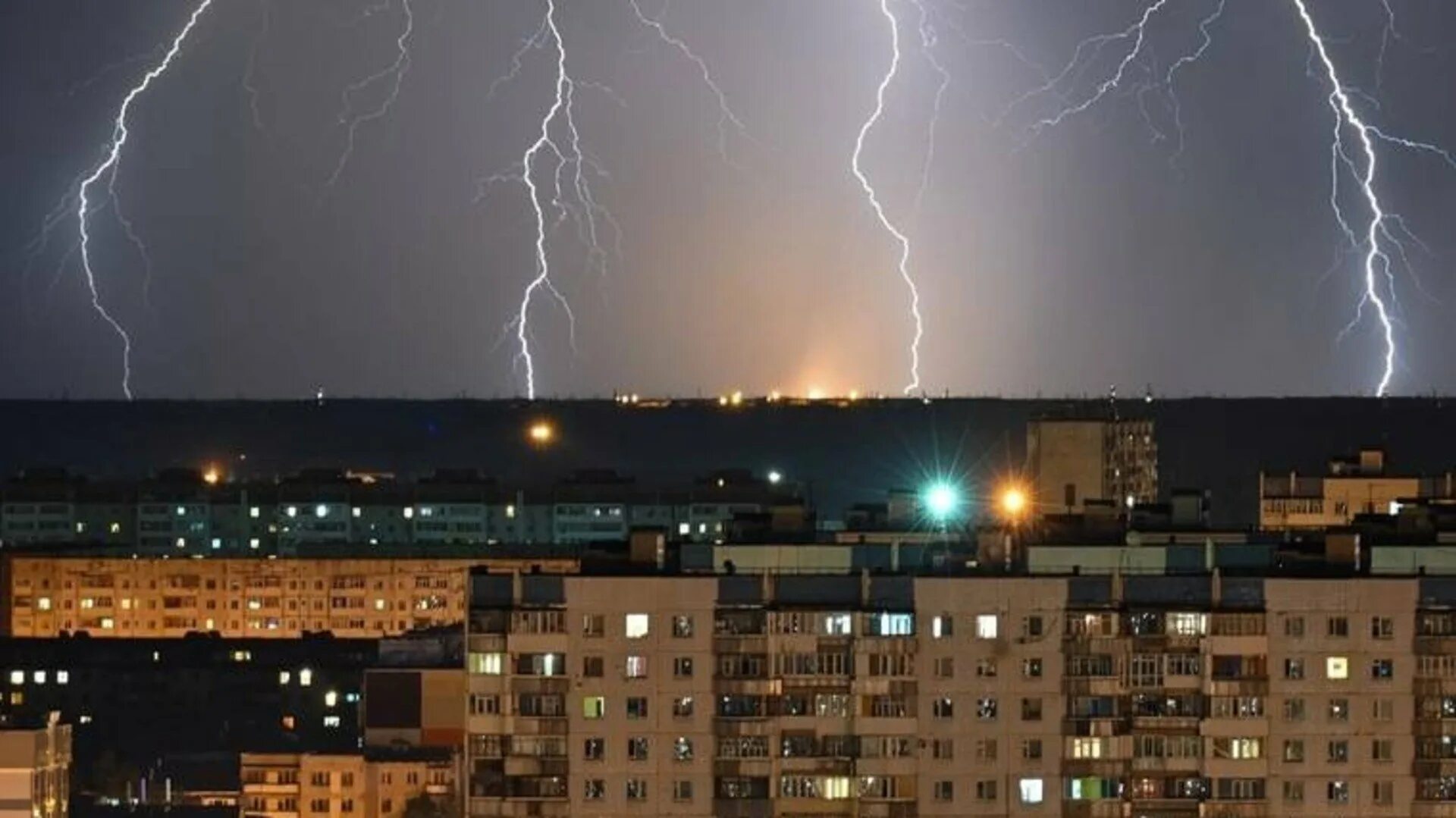 Сильный дождь с грозой. Гроза в Нижневартовске. Ливень с грозой. Гроза и дождь. Сильная гроза.