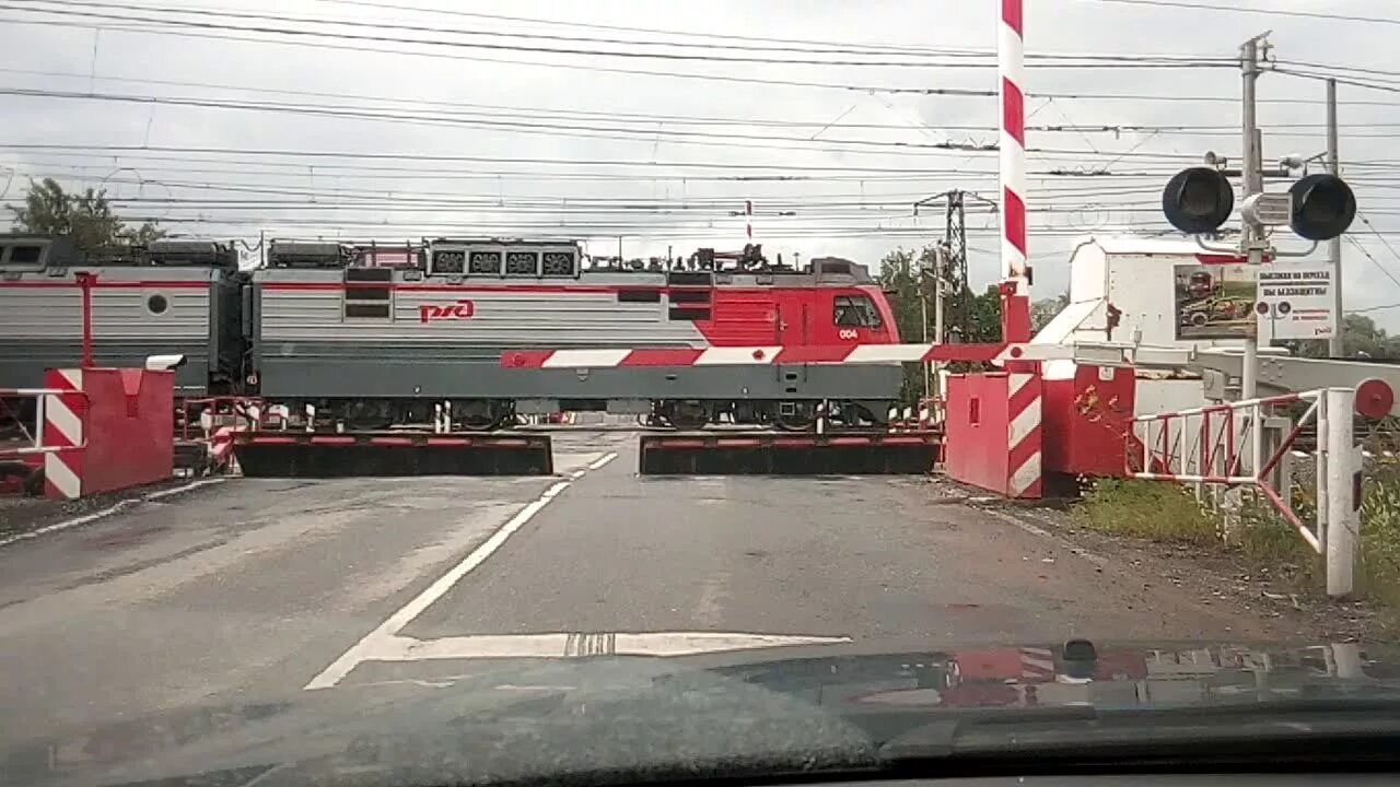 Автобус на жд переезде. Железнодорожный переезд. ЖД переезд. Переезд Аллегро. Переезд Колпино Сапсан.