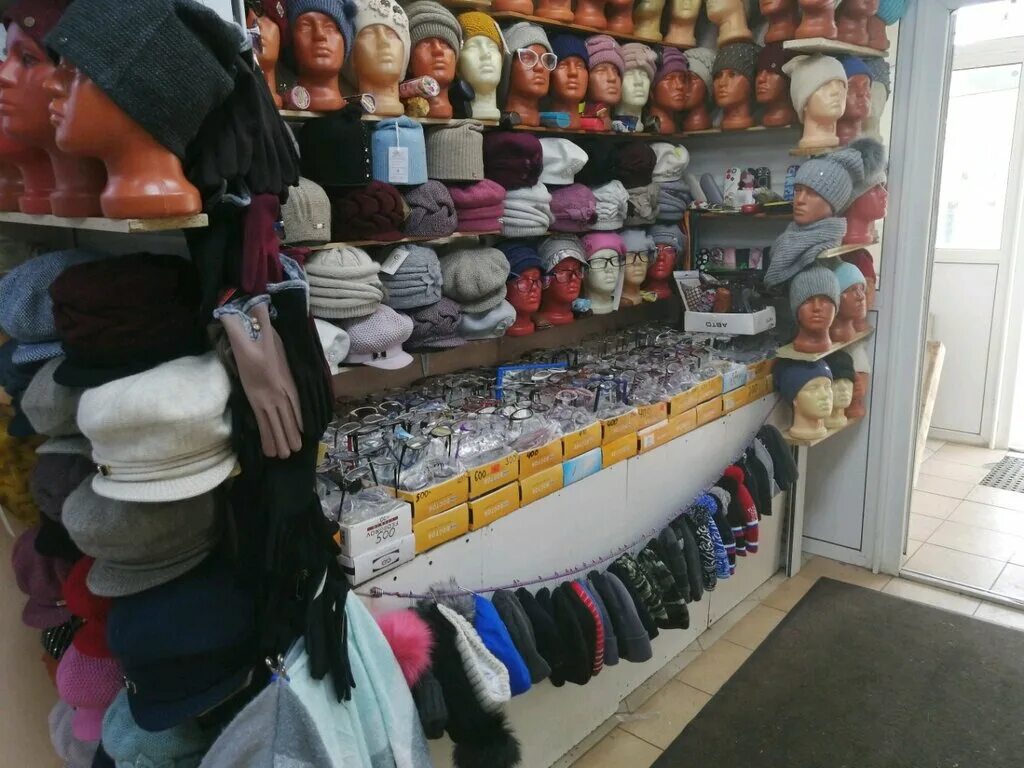 витрина для головных уборов. отдела головных уборов. головные уборы в магаз. магазин головных уборов. витрина для шапок.