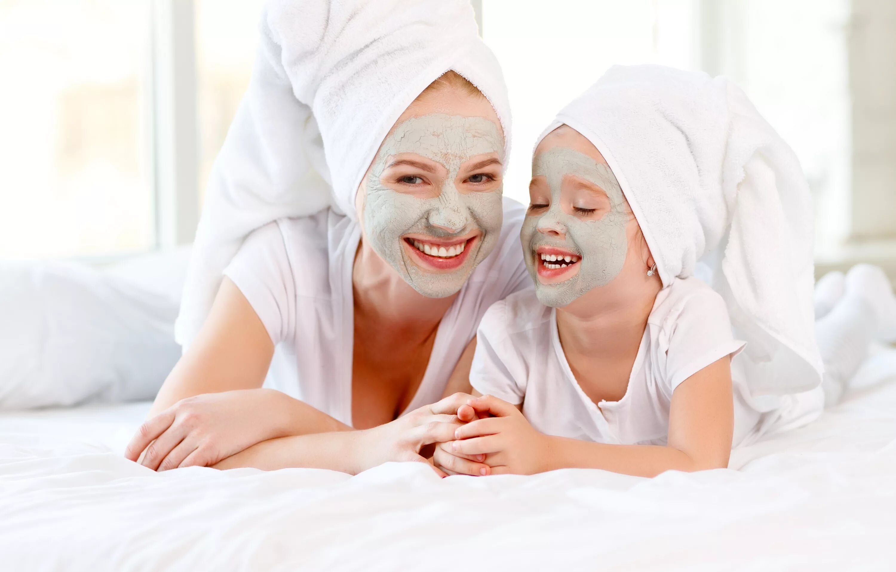 Mother daughter massage. Косметолог для детей. Мама и дочь в спа. Мать с младенцем в спа салоне. Спа для детей.