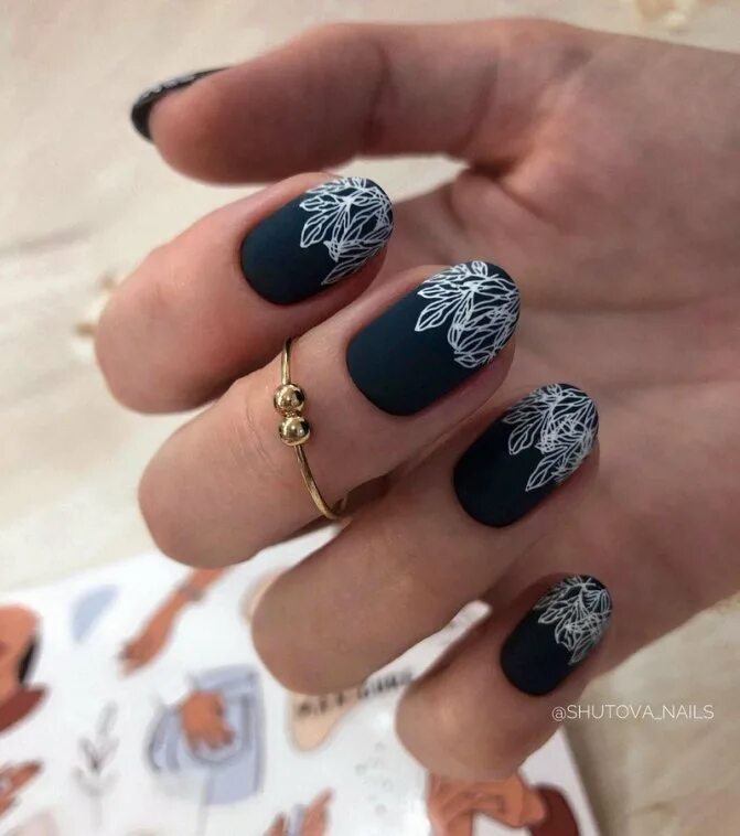 Белый маникюр со стемпингом. Маникюр со стемпингом 2020. Стемпинг на ногтях 2022. Ногти со стемпингом 2023. Маникюр со стемпингом 2022.