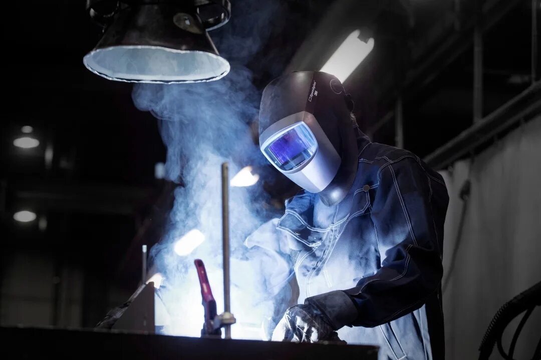 Опасные и вредные производственные факторы при сварочных работах. Вредные условия труда сварщика. Техника безопасности сварщика. Факторы условий труда сварщика. Условия труда профессии сварщик.