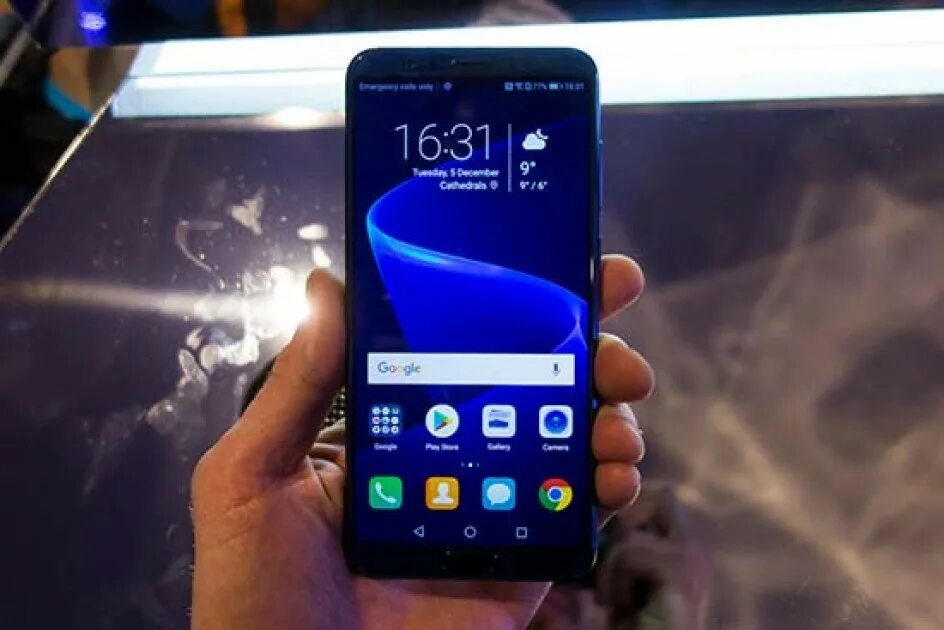 Honor x3 lite купить. Хонор 10 Лайт в руке. Хонор 10 view. Honor view 10 Lite. Huawei Honor 10x Lite в руке.