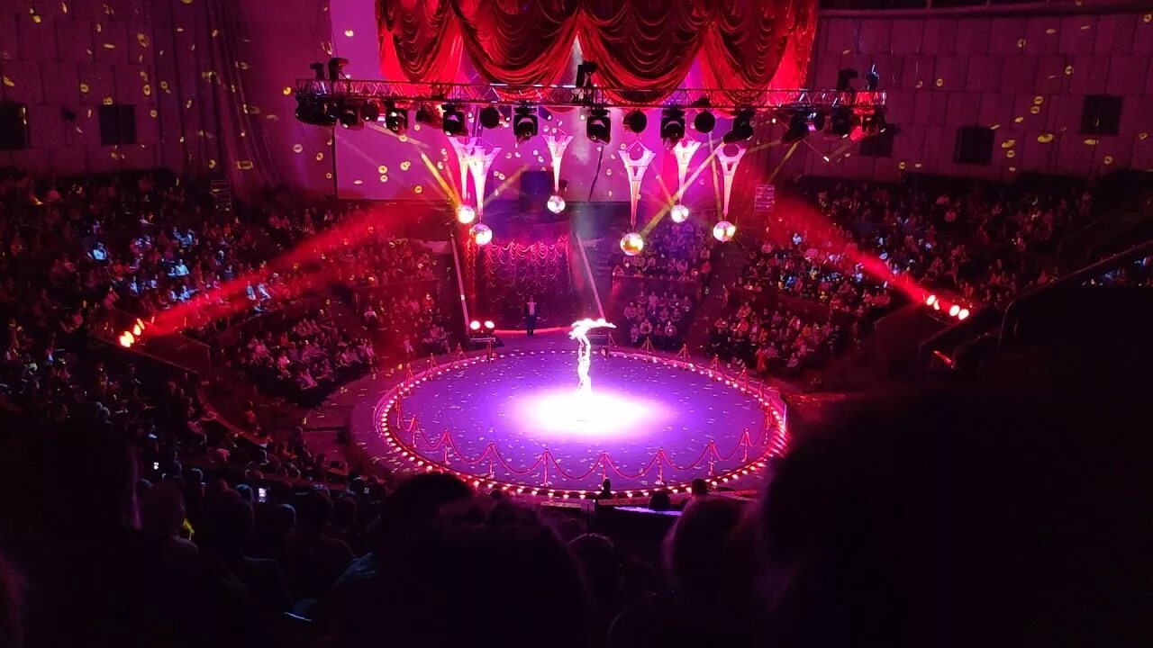 Шоу воды огня и света цирк воронеж. Цирк огня. Цирк огня. Цирк никулина шоу воды огня. Шоу воды огня и света волгоград.