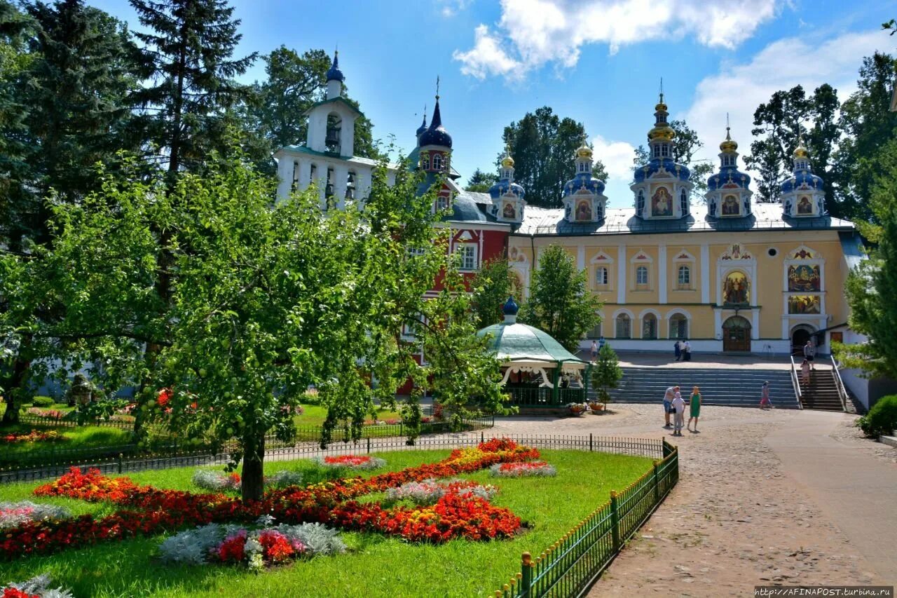 Монастыри псковской области фото. Свято-Успенский Псково-Печерский монастырь. Успенский Псково-Печерский мужской монастырь. Свято-Успенский монастырь Печоры. Свято Печорский Успенский монастырь.