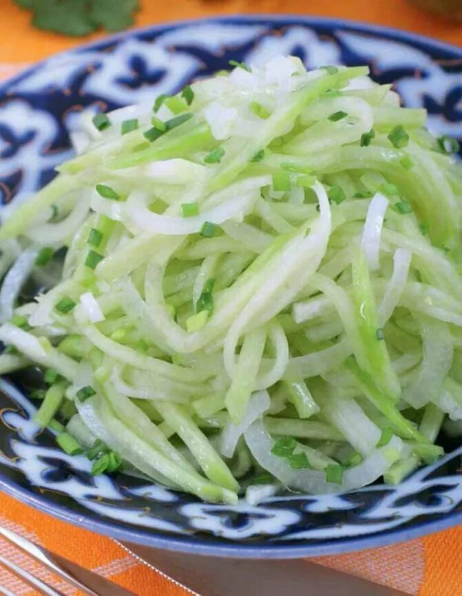 Салат из редьки с огурцом. Как сделать зеленую редьку. Салат с редькой на терке. Салат с зеленой редькой. Салат из редьки.