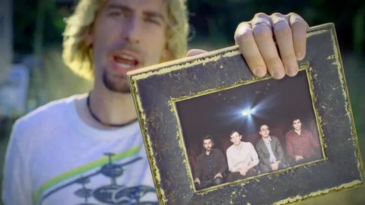 Looking at this way. Nickelback look at this photograph. nickelback photograph. photograph обложка nickelback. nickelback мем.