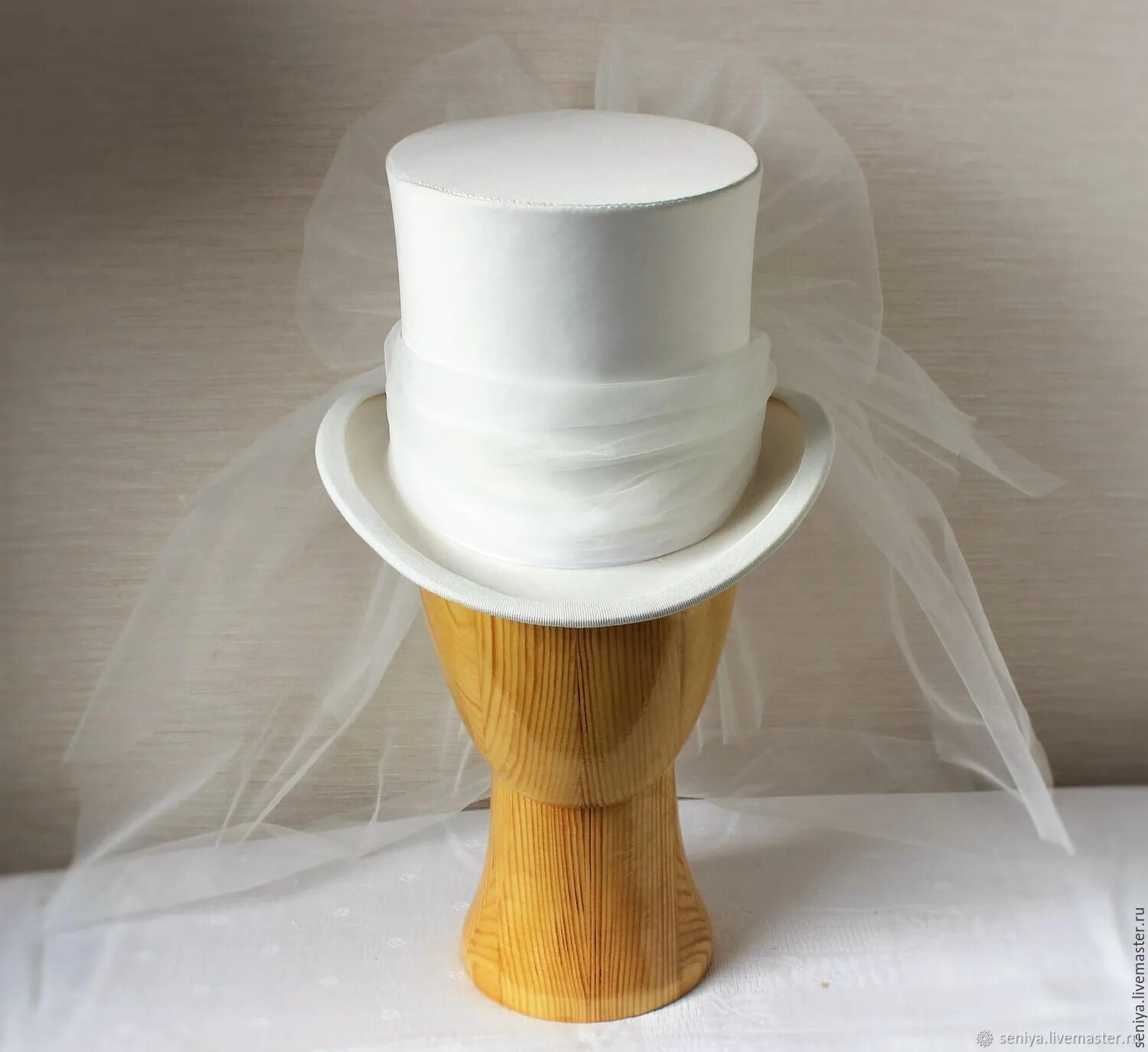 Шляпа цилиндр белая. Свадебная шляпа. Невеста в цилиндре. Белая шляпа Свадебная. Цилиндр купить в самаре