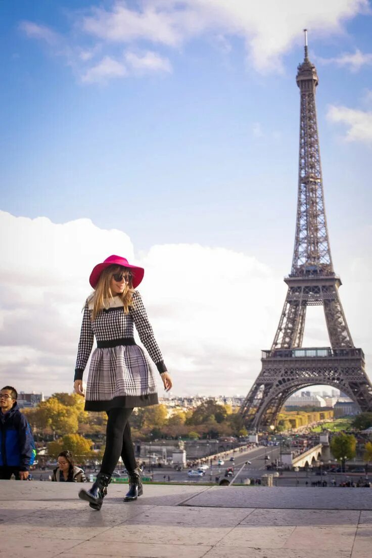 Париже сейчас день. Эйфелева башня в Париже. Эйфелева башня в Париже фото. Эйфель башня селфи. Туристы в Париже.