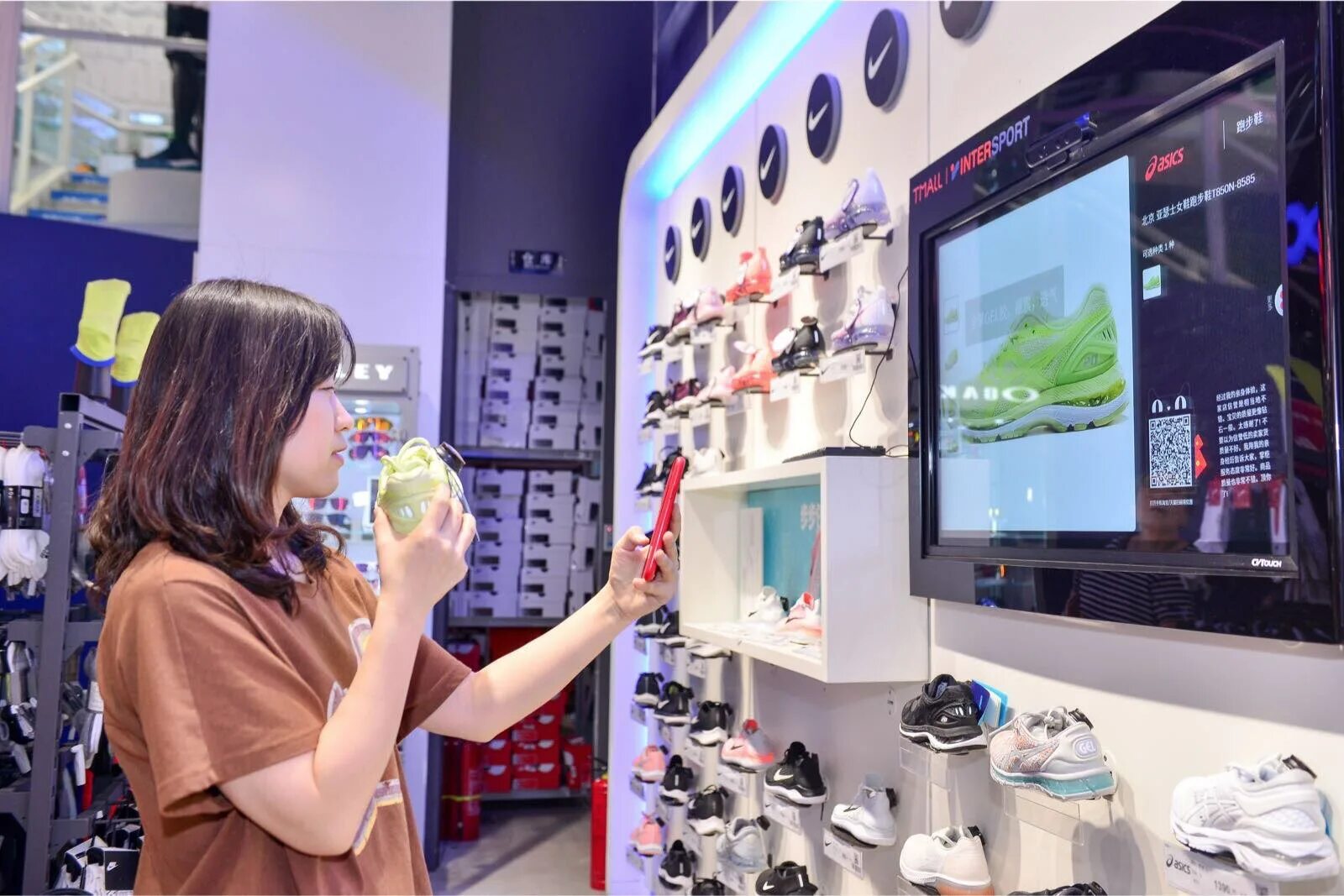 Ролик мобильного приложения для тц. Приложение трц. Indoor навигация. Дополненная реальность в торговом центре. Приложение торговый центр.