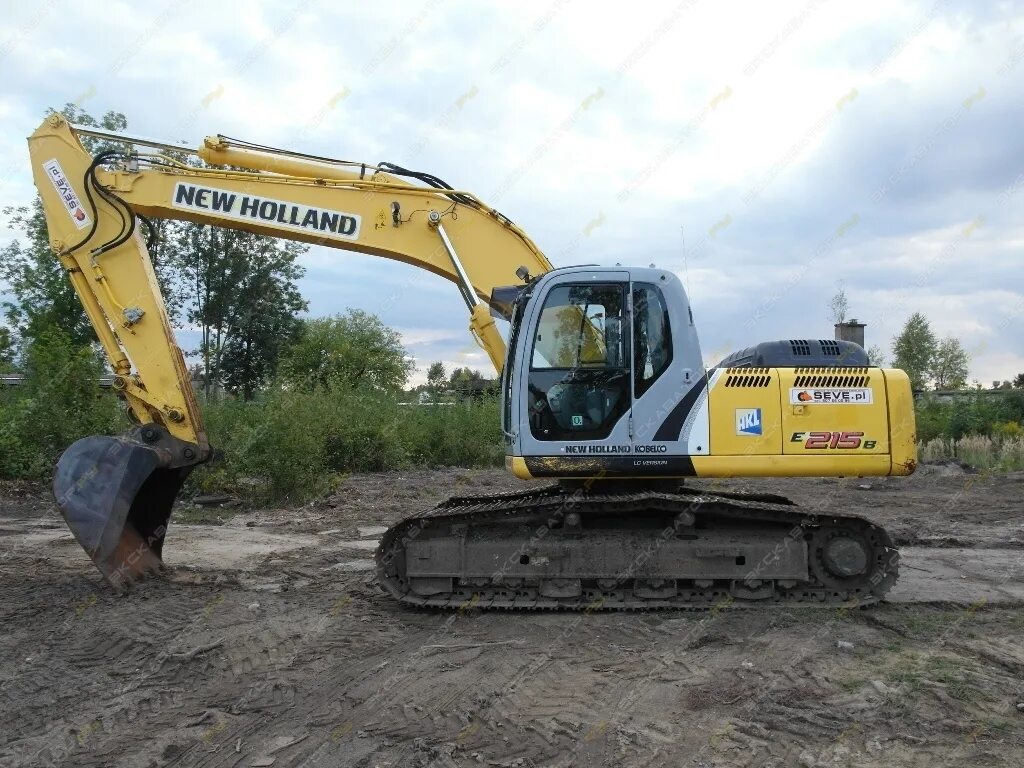 Экскаватор New Holland Kobelco e215в. Экскаватор New Holland 215. Экскаватор Кобелко 215. Гусеничный экскаватор Kobelco sk260lc-10. Машинист экскаватора хабаровск