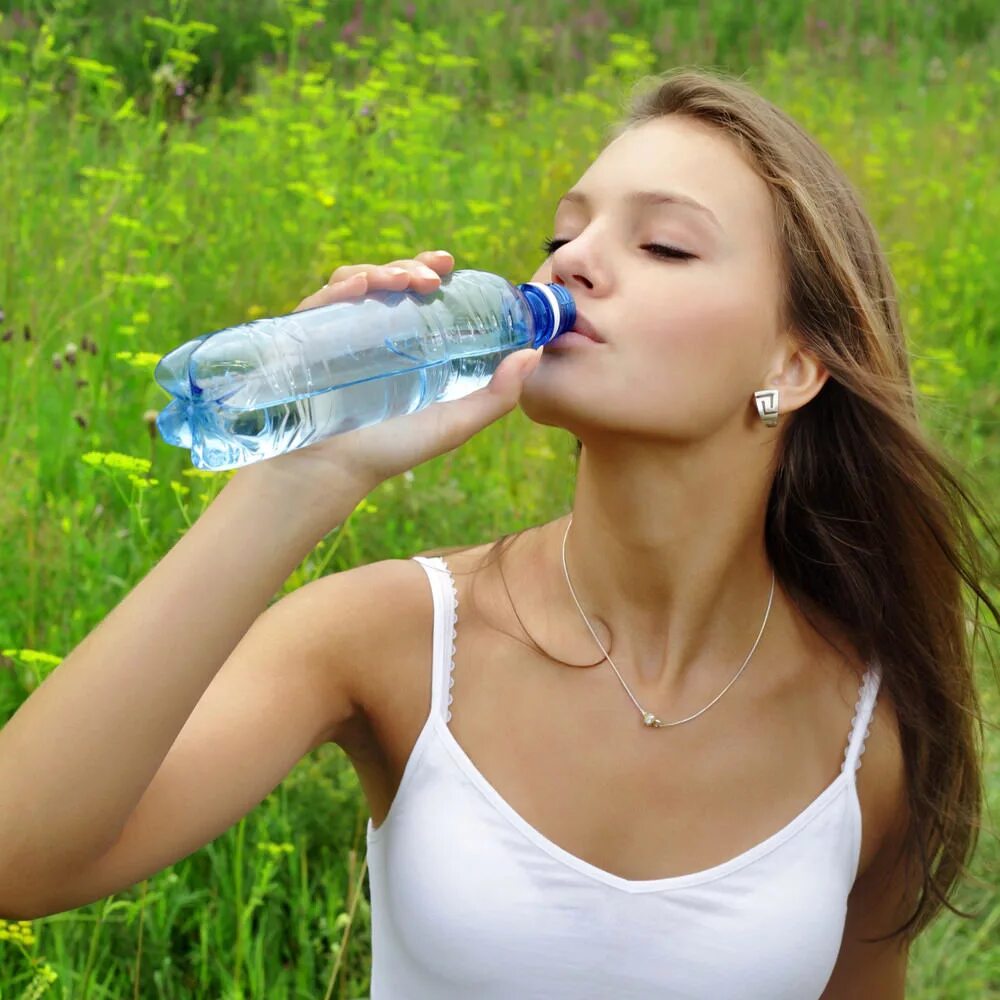 Питьевая вода на улице. Девушка пьет воду. Девушка с питьевой водой. Девушка с бутылкой воды. Пьет воду с бутылки.