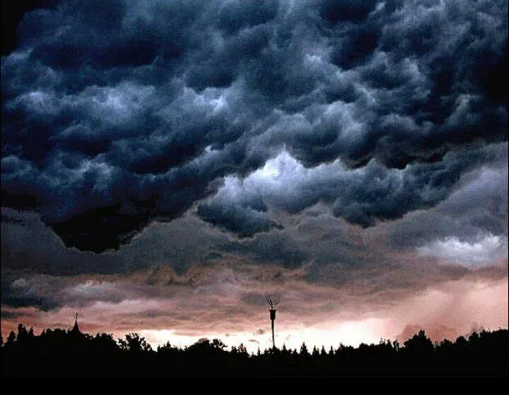 грозовые тучи. над сгущаются тучи. тучи сгущаются. облака сгущаются. страшные черные тучи.