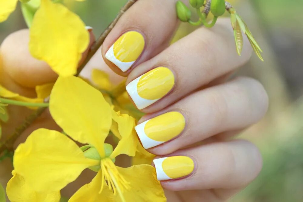 Желтый весенний маникюр. Маникюр лимонного цвета. Маникюр желтый с белым. Маникюр с жёлтым цветом. Ногти желтые с белым.
