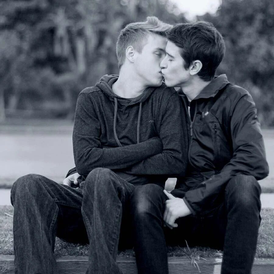 Друзья парни. Любовь между мужчинами. Любовь двух мальчиков. Гомосексуальный подросток.