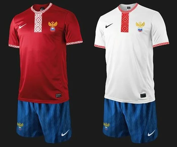 Футболист в бордовой форме. Форма сборной англии 2014. Форма сборной россии 2009. Цвет формы сборных. Форма сборной румынии футбол.