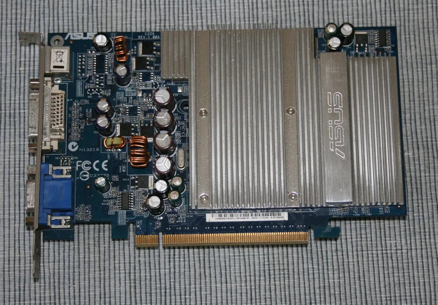 Самая первая видеокарта. Radeon HD 5450 AGP. NVIDIA старые видеокарты 2001 128мб. Видеокарта 2001 года. AMD Radeon 9100 AGP.