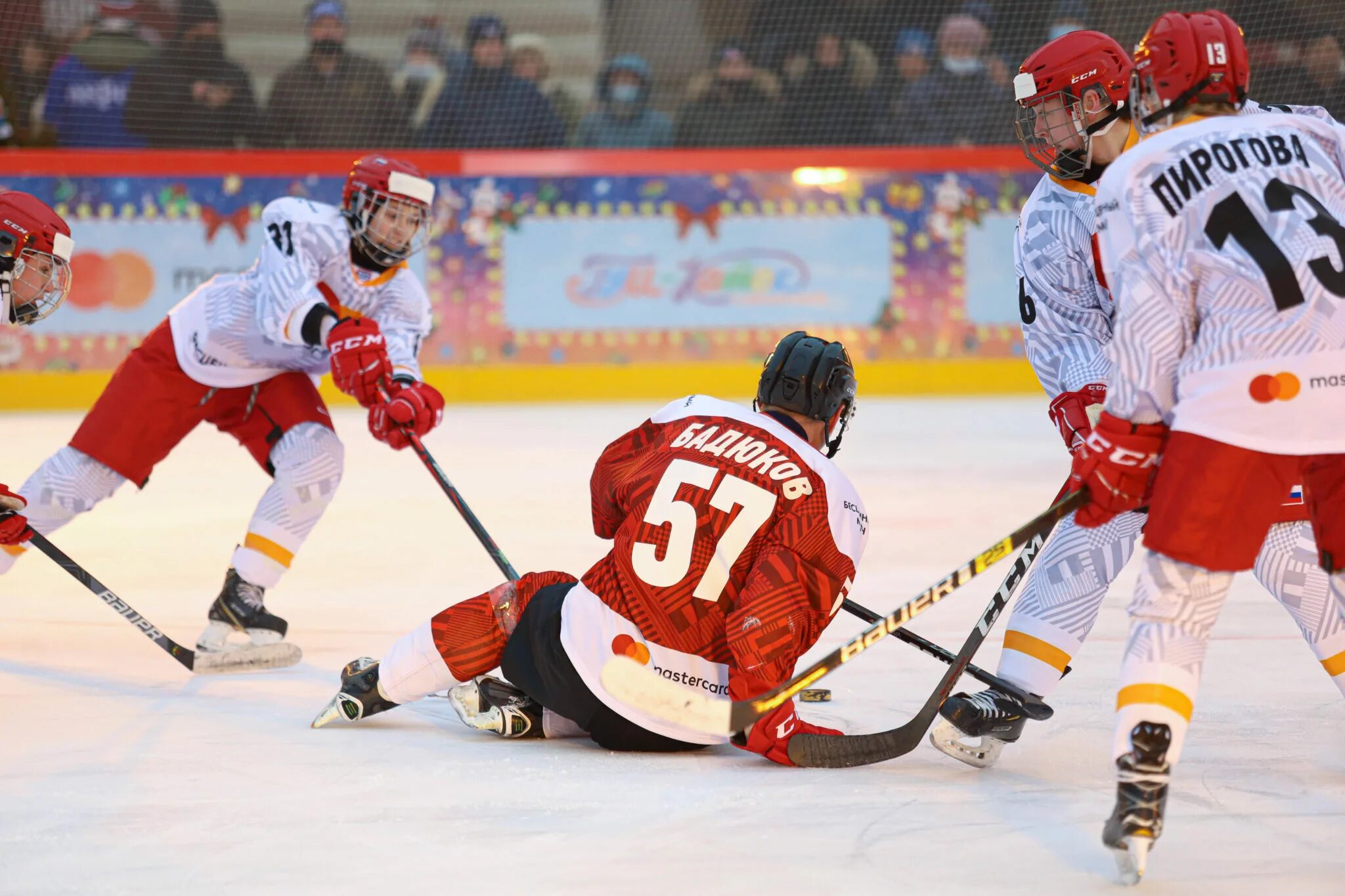 Бесценный матч на ГУМ катке. Хоккей Мос ру. Hockey mos