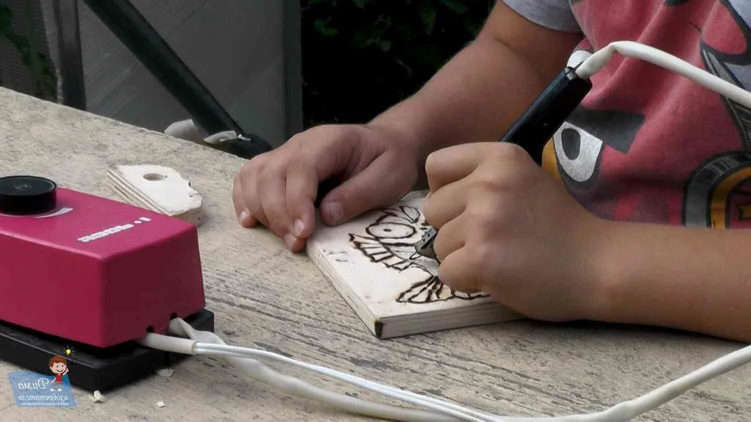 Выжигатель рейтинг. Современный выжигатель. Профессиональные выжигатели по дереву. Выжигательный аппарат узор 10к. Выжигатель по дереву 220 вольт.