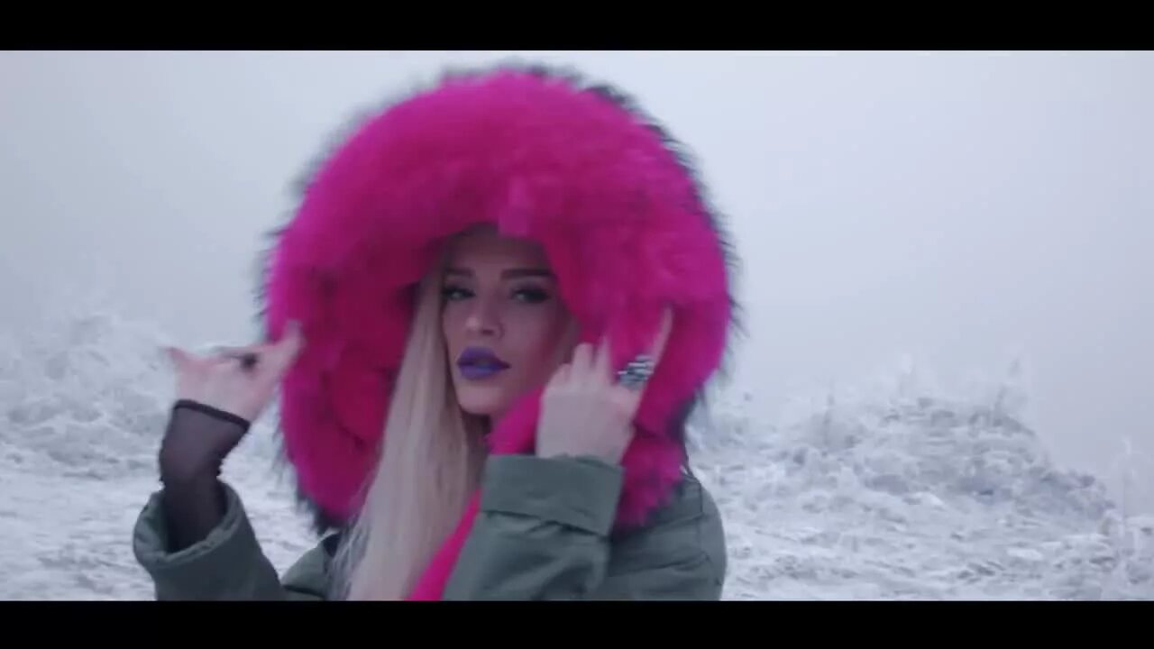 Слушать клип где. Era Istrefi 2022. Era Istrefi Bonbon куртка. Era Istrefi 2021. Era Istrefi куртка.