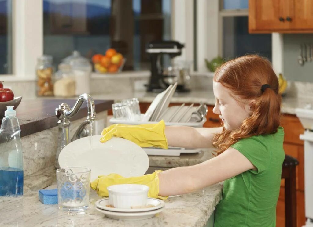 Мальчик помогает маме. Мыть посуду. Мытье посуды для детей. Помогать маме по дому. Помогать родителям.