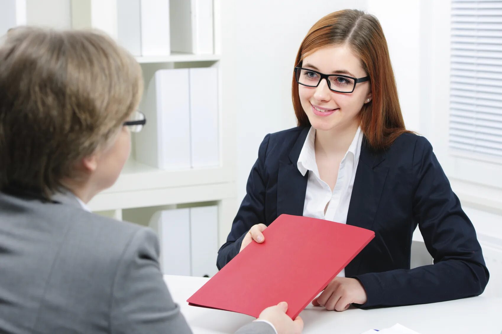 девушка с калькулятором. начинающий бухгалтер с чего начать работу. экономика и бухгалтерский учет. начинающий бухгалтер с чего начать работу. женщина бухгалтер.