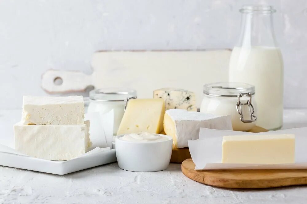 Кисломолочные продукты на белом фоне. Молочные продукты. Натуральные молочные продукты. Кисломолосныепродукты. Молочная продукция сыр и масло.