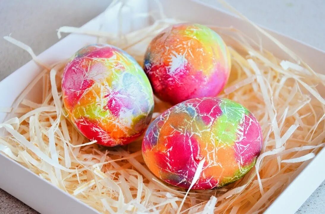 Можно красить яйца красками. Покрасить яйца на Пасху. Окрашивание яиц. Необычное окрашивание яиц. Крашеные яйца на Пасху.