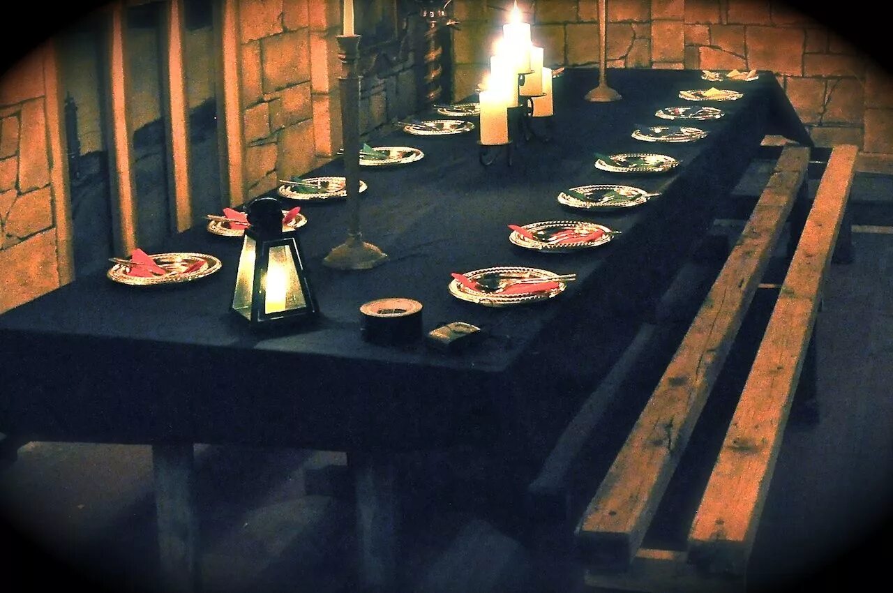 Эстетика ravenclaw гарри поттер. Банкетный зал для свадьбы в стиле гарри поттера. Harry potter table. Гарри поттер факультет рейвенкло. Harry potter table.