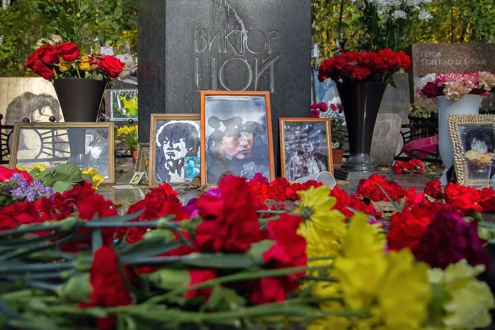Могила цоя в петербурге. Могила виктора цоя. могила виктора цоя в санкт-петербурге.