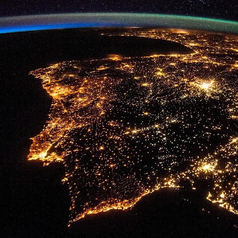 Окр мир ночью. Вид ночной земли из космоса. Ночь на земле. Земля с космоса ночью. Космос вид с планеты.