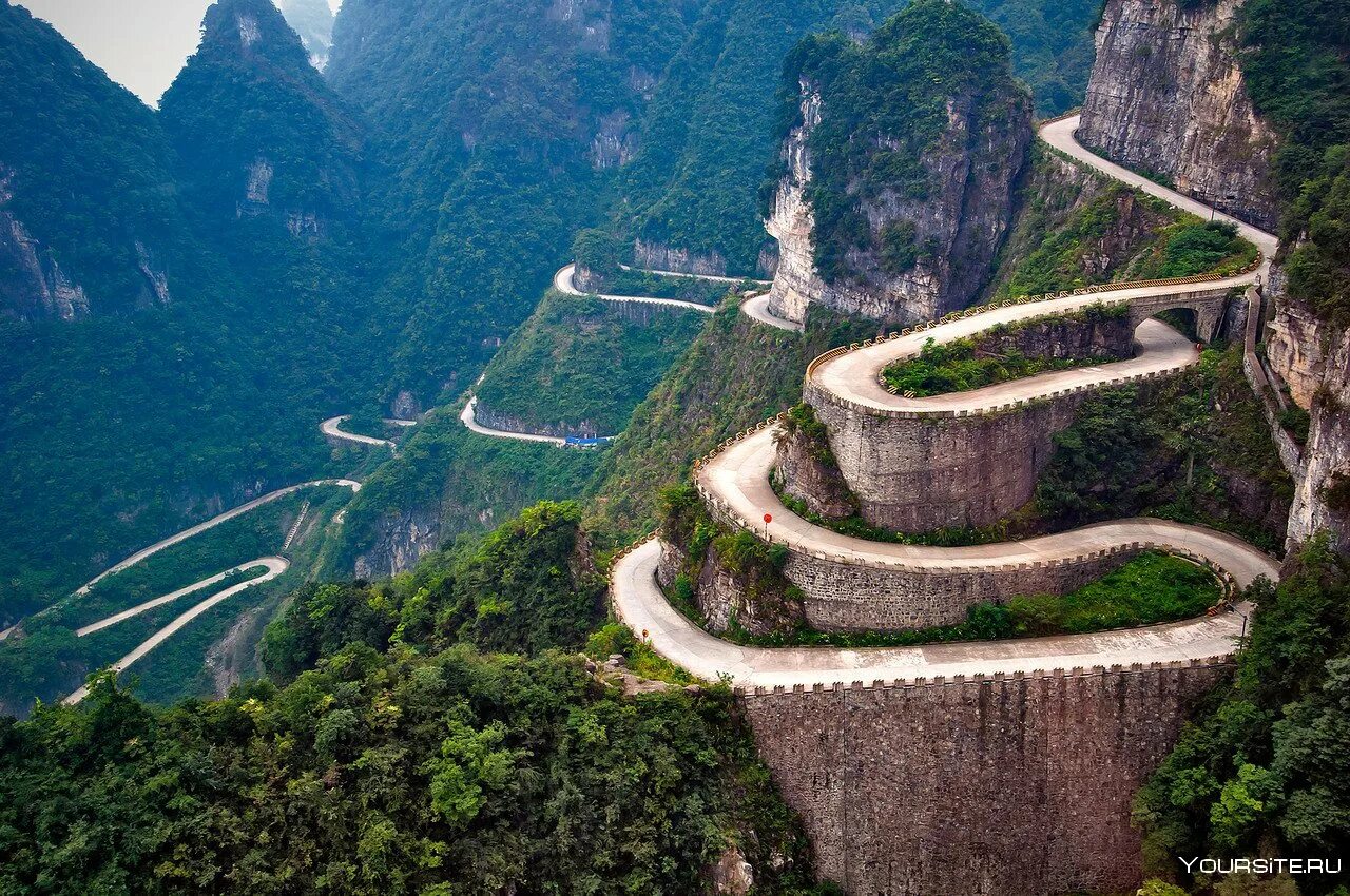 Китай хорошая страна. Гора Тяньмэнь. Тяньмэнь Чжанцзяцзе. Горная дорога Тяньмэнь, Китай. Гора Тяньмэнь фото.