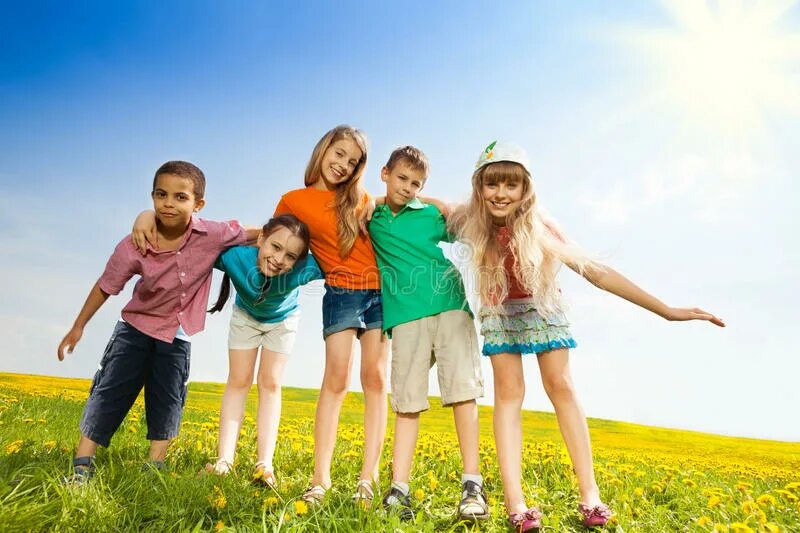 Два мальчика и девочка школьники. Компания 2 мальчика 2 девочки. Дружба 2 девочки и мальчик. Дети разных возрастов. Одежда для детей на светлом фоне.