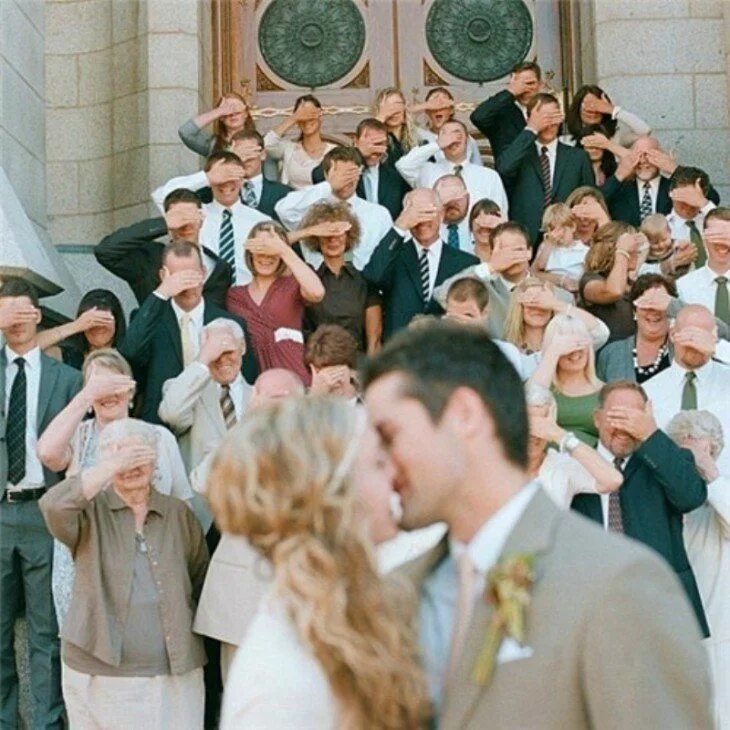 Гости на свадьбе. Свадебная фотосессия с гостями. Свадьба много людей. Идеи для свадебной фотосессии с гостями. Свадьба гости веселые