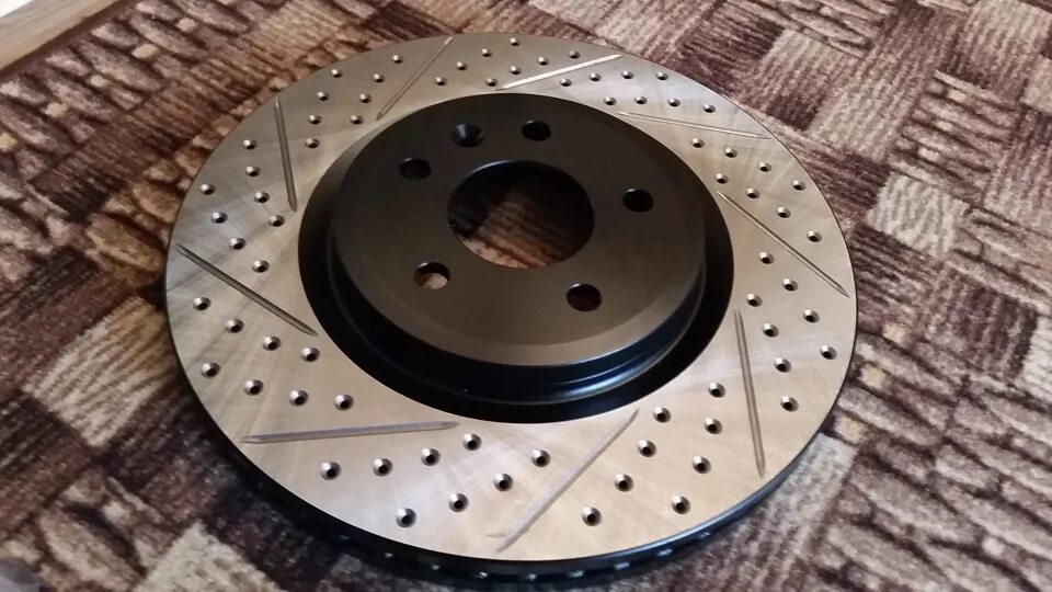 Тормозные диски перфорированные lexus 400h. Lexus gs f тормоза. Передние тормозные диски лексус rx350. Тормоза на lexus rx350. Lexus rx300 спортивные тормоза.