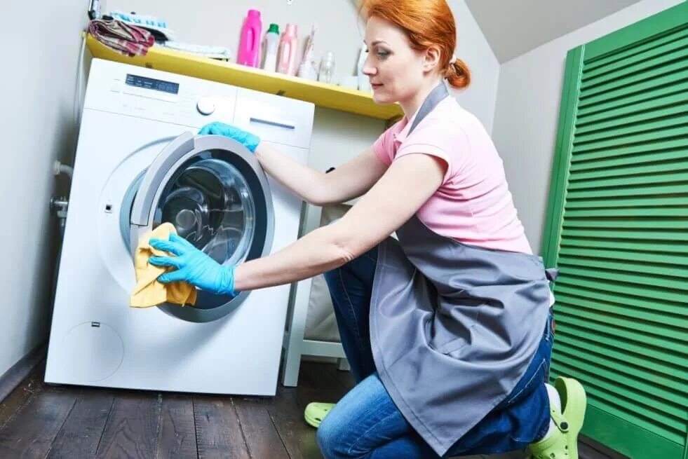 Очистка стиральной машины автомат. Проветривание стиральной машины. Чистка стиралки. Грязная стиральная машинка. Руки и стиральная машинка.