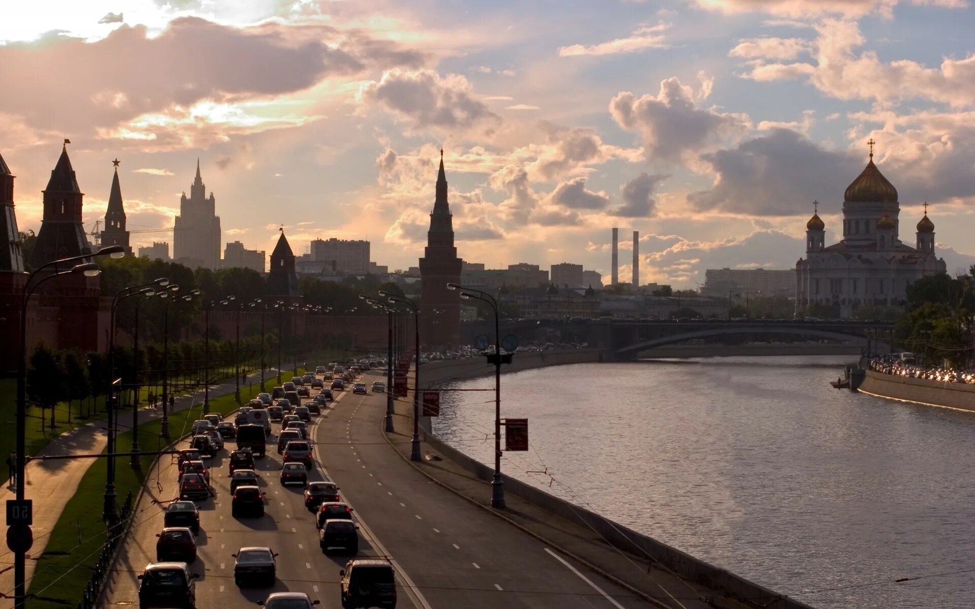 Москва размышления. Москва. Кремлевская набережная Москва. Храм Христа Спасителя панорама. Кремлевская набережная храм Христа.