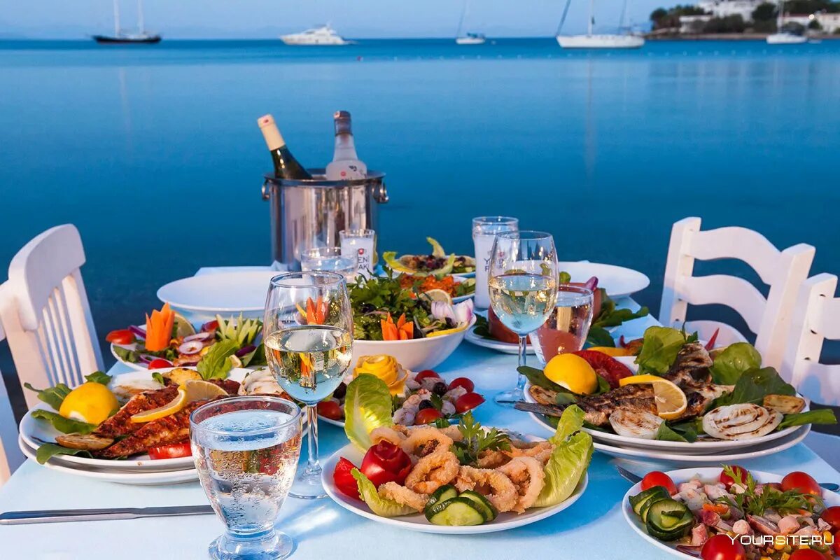 Греческий праздничный стол. Стол с едой. Греция еда. Греческая кухня. Накрытый стол с едой.