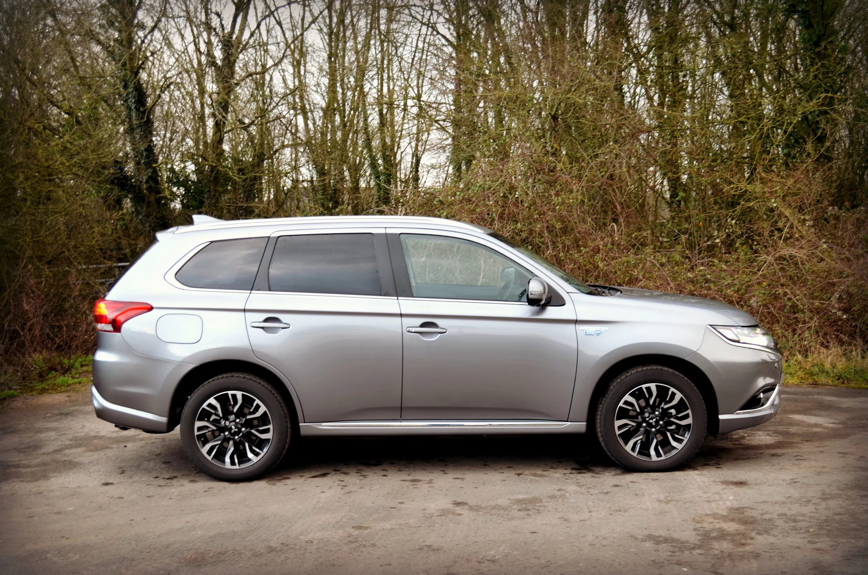 Колеса на мицубиси аутлендер. Мицубиси Аутлендер 3. Mitsubishi Outlander PHEV диски. Митсубиси Аутлендер ПХЕВ. Mitsubishi Outlander PHEV 2016.