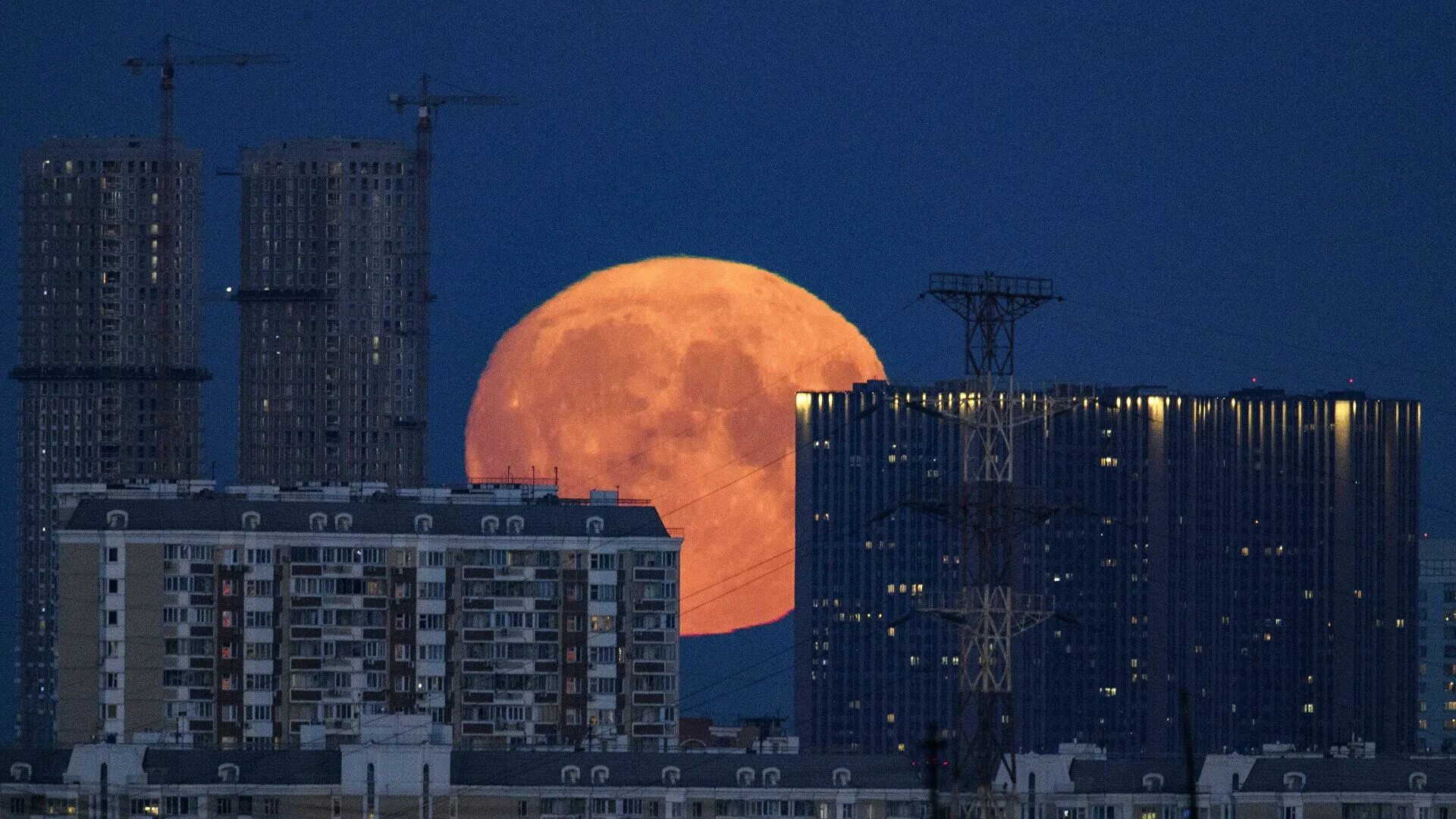 Суперлуние в питере. Суперлуние в 2021 москва. Полная луна москва. Огромная луна в москве. Суперлуние 2022 москва.