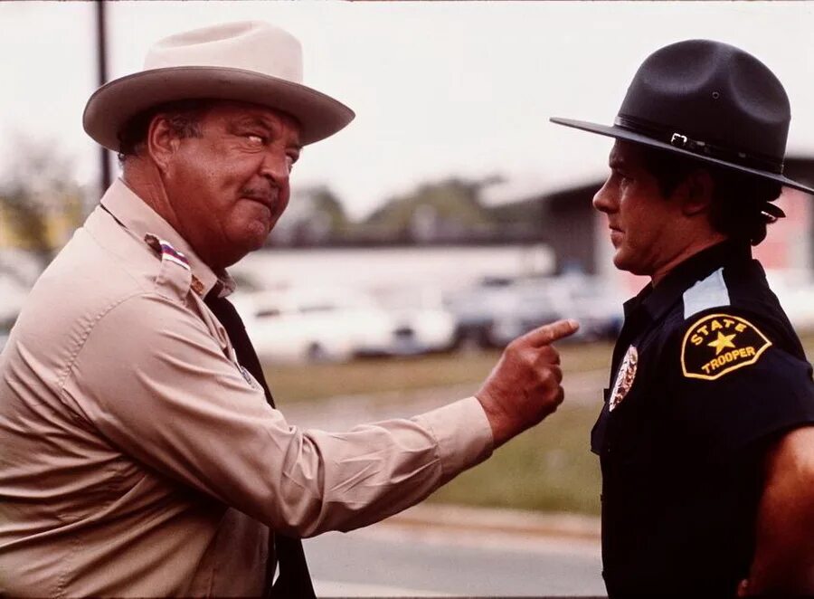 Полицейский и бандит 1977. Смоки и бандит фильм 2. Полицейский и бандит фильм 1977. Полицейский и бандит фильм 1977. Берт рейнольдс смоки и бандит.