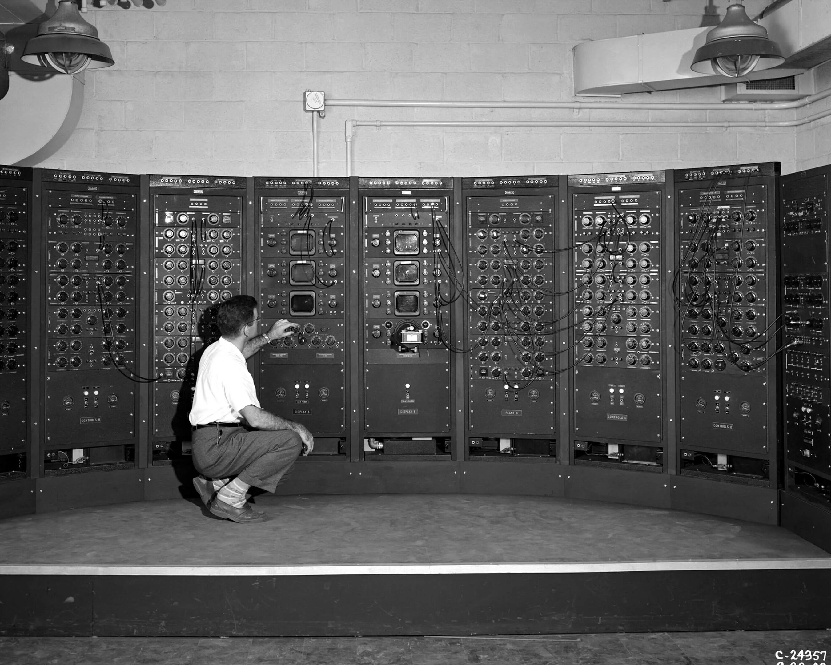 First computer. Электронно вычислительная машина. eniac (electronic numerical integrator and computer). компьютеры на электронных лампах. компьютеры первого поколения.