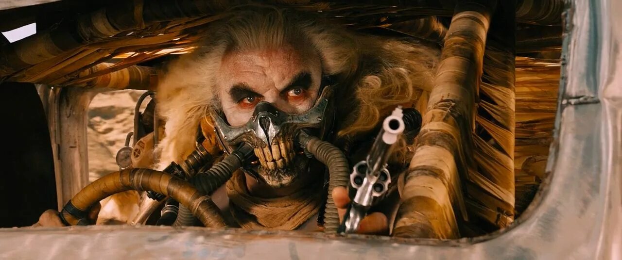 шарлиз терон фуриоса. шарлиз терон безумный макс. том харди в фильме безумный макс дорога ярости. безумный макс дорога роли. макс рокатански том харди.